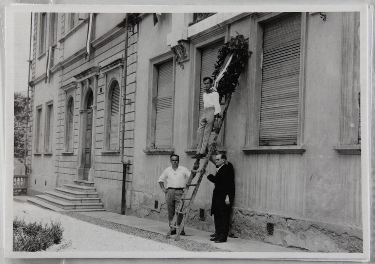 Poggibonsi, 18-19 luglio 1964, XX° anniversario della liberazione e conferimento ad Alcide Cervi della cittadinanza onoraria. Apposizione di una corona d'alloro sulla facciata di un palazzo